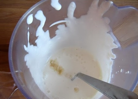 1. Этап. Огуречный салат Мизерия: 4. Соедините его со сметаной, уксусом, солью и перцем. Перемешайте до однородности или взбейте блендером.