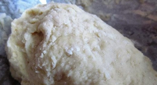 1. Этап. Рецепт булочек Синабон с карамелью: Приготовьте тесто. Перемешайте просеянную муку с солью, сахаром, мягким маслом, яйцом и тёплым молоком. Затем добавьте дрожжи. Замесите тесто и оставьте в тёплом месте на 2-3 часа.