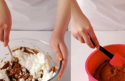 1. Этап. Торт Анна: Просеиваем в шоколадную массу муку. Мешаем лопаткой до получения однородной консистенции. Белки взбиваем до твердых пиков и выкладываем к смеси из шоколада. Тесто выкладываем в силиконовую формочку и печем при 180 градусов в течение 45-55 минут.