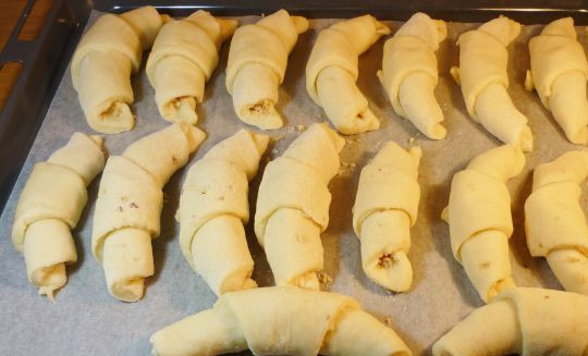 1. Этап. Рогалики с орехами: И, начиная с широкого края, заворачиваем рогалики. Выкладываем рогалики на противень, застеленный бумагой или слегка смазанный маслом. Выпекаем в разогретой до 200 градусов духовке минут 20.