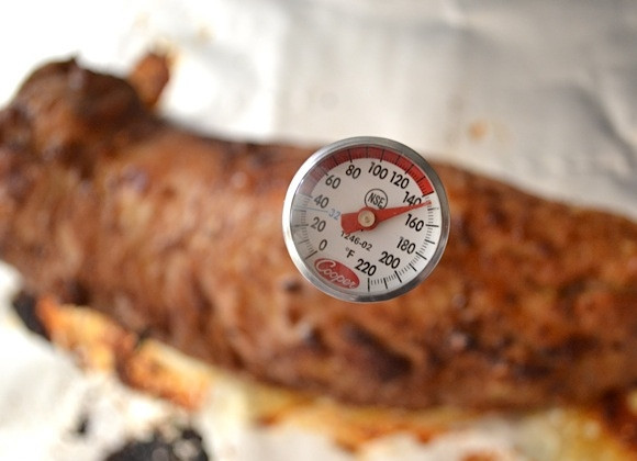 1. Этап. Свиная вырезка с горчицей: 4. Переложите вырезку на противень, застеленный фольгой, и поставьте его в заранее разогретую до 200 градусов духовку. Выпекайте мясо в течение 30 минут.