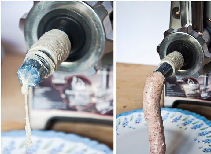 1. Этап. Колбаски из свинины: Добавьте к мясу воду и очень хорошо все вымешайте теперь можно формировать колбаски при помощи специальной насадки на мясорубке. Утрамбовывая фарш в кишку и перевязывая нитью.