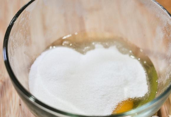 1. Этап. Хлеб с корицей: 2. В другой небольшой миске взбить яйца и сахар. В отдельной миске смешать 3 1/2 стакана муки, корицу, соль и дрожжи.