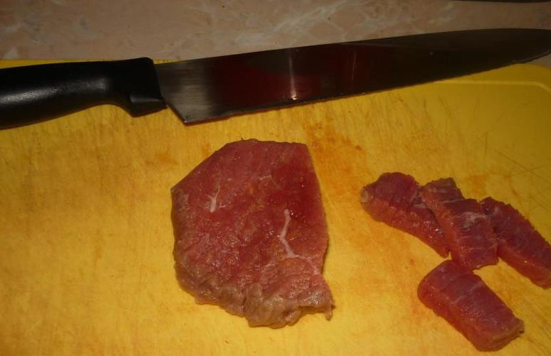 1. Этап. Салат с говядиной и орехами: Говядину нарезаем поперек волокон небольшими брусочками.