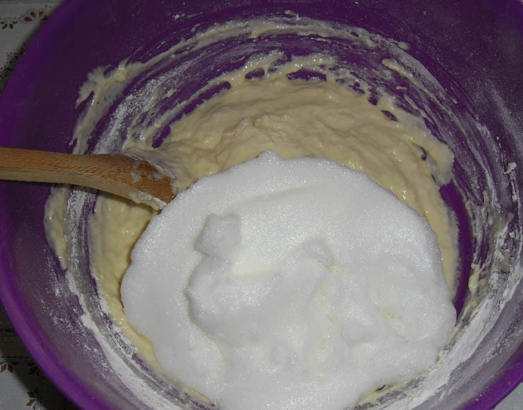 1. Этап. Оладьи (рецепт на кефире): В массу вмешайте соду и муку. Затем аккуратно добавьте белки. Замешайте густое тесто.