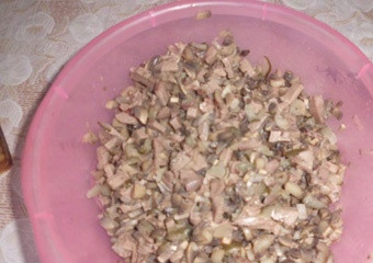 1. Этап. Салат с языком и помидорами: Готовим говяжий язык. Варим мясо в кастрюле с подсоленной водой на среднем огне. Через 2-3 часа мясо можно снимать с огня, выдержать его в холодной воде пару минут ,после чего с легкостью очистить от кожи и нарезает кубиками.