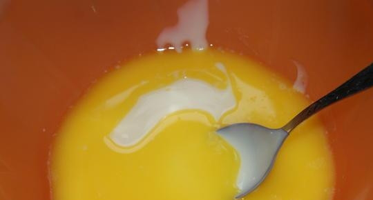 1. Этап. Сладкая колбаска со сгущенкой: Масло растопите на водяной бане.