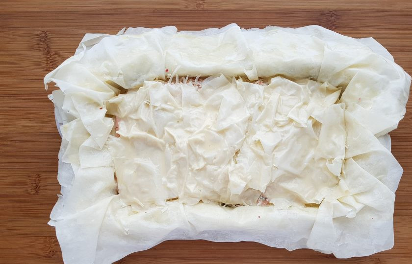 1. Этап. Рыбный пирог с тестом фило: Поверх рыбной начинки выложите еще 2-3 листа теста, смоченных в заливке.