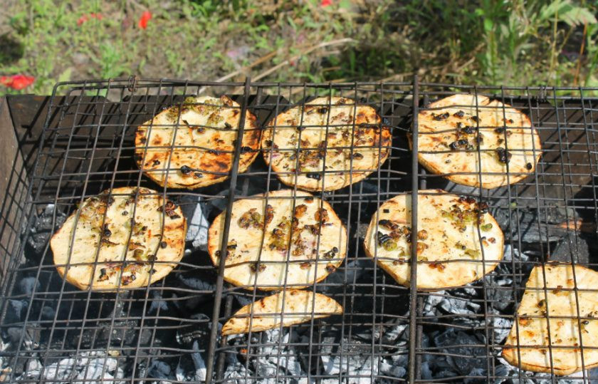1. Этап. Сельдерей на гриле: Запекаем 10-12 минут, периодически переворачивая.
