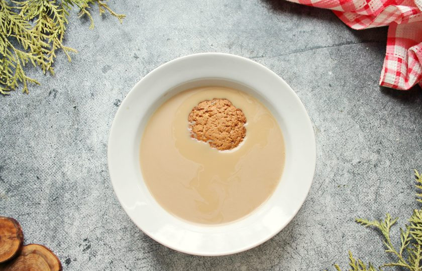 1. Этап. Торт из овсяного печенья без сметаны: Подготовьте блюдо для сборки торта. В миску налейте кофе, на секунду окуните половину овсяного печенья с выпуклой стороны и сразу достаньте.