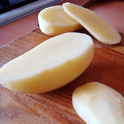 1. Этап. Сундучки из картофеля: У картофелин срезаем верхнюю часть, которая будет крышечкой нашего сундучка. Для наглядности смотрите на фото.