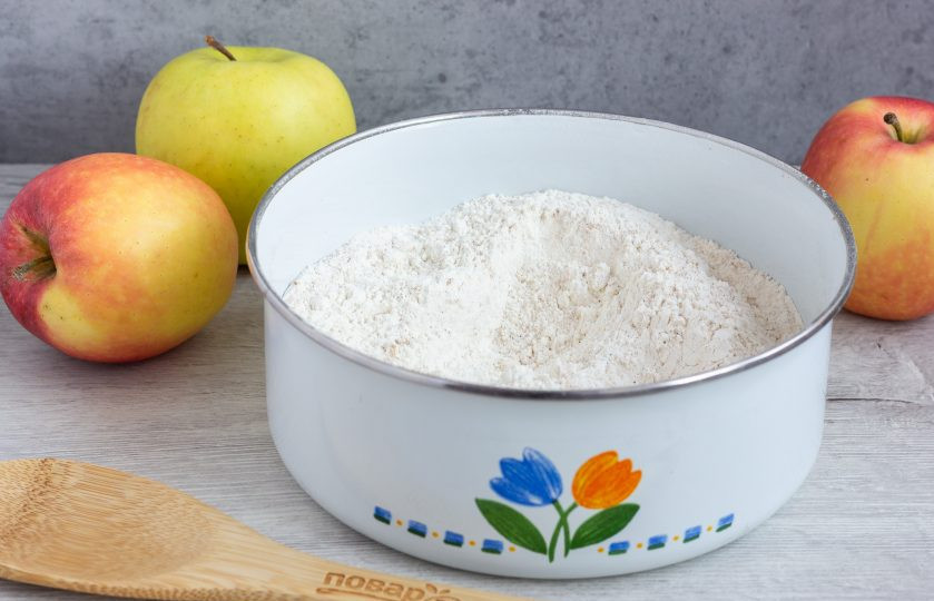 1. Этап. Пряные кексы: Муку просейте с разрыхлителем, добавьте все специи и перемешайте.