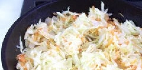 1. Этап. Кабачковая икра с томатной пастой: 3. Выдавите с помощью пресса чеснок. Добавьте его к остальным овощам в сковородку. Приправьте паприкой. Посолите. Выложите томатную пасту. Долейте небольшое количество воды. Овощи перемешайте. Сделайте тише огонь. Тушите в течение 20-25 минут под крышкой.