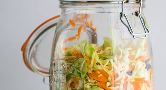 1. Этап. Капустный салат с клюквой: Выложите в высокую банку.