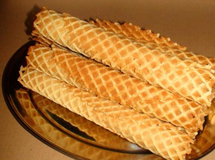 1. Этап. Вафельная трубочка с халвой: Теперь распределите начинку по трубочкам — и наше лакомство готово! В данном случае очень важно скручивать трубочки сразу же, как они поджарятся.