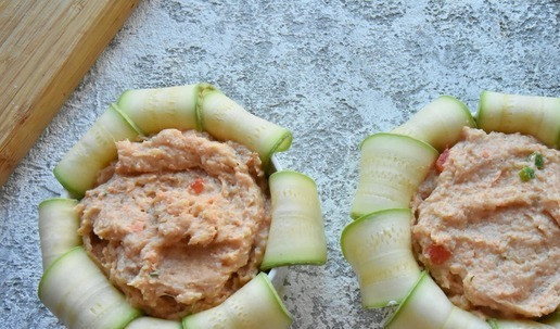 1. Этап. Нежное суфле из индейки с кабачком: Сверху выложите оставшийся фарш и утрамбуйте, слегка постучав формой о столешницу.