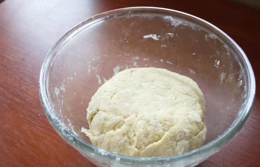 1. Этап. Печенье на кефире в духовке: Добавьте сахар. Вымесите теперь тесто миксером. Соберите тесто в шар. Как результате получим вот такое достаточно липкое, плотное тесто.