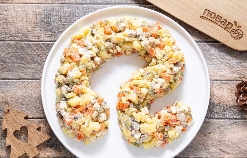 1. Этап. Вегетарианский салат Змея: Выложите салат в тарелку по форме змеи. Сформируйте голову и туловище.