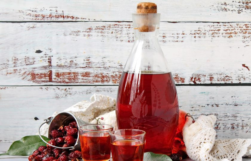 1. Этап. Настойка самогона на шиповнике: Приятного употребления!