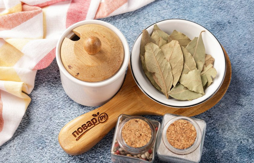 1. Этап. Слабосолёная форель в домашних условиях: Приготовьте ингредиенты для засолки. Соль смешайте с сахаром (используйте крупную каменную соль), лавровые листики поломайте руками. Можете взять приправу на свой вкус, я не использую. Добавляю только перец горошком, так как эта благородная рыба и так получается очень вкусной.