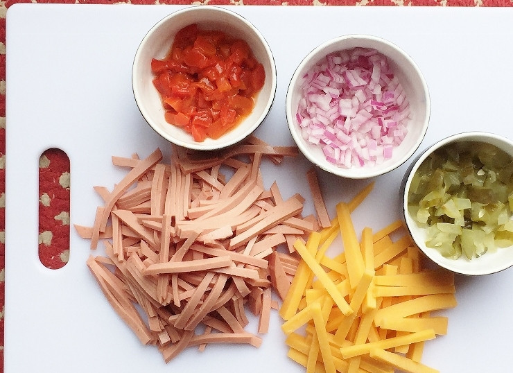1. Этап. Салат Счастливый папа: Нарежьте соломкой колбасу и сыр. Огурец. перец и лук нашинкуйте кубиками.