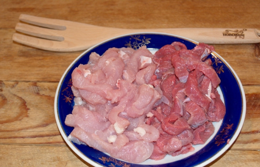 1. Этап. Скоблянка: Два или более видов мяса нужно слегка подморозить. После острым ножом нарезаем на тончайшие слайсы, по типу, как на бефстроганов. Я использую курицу и говядину. Все успеет проготовится. Вместо говядины можно взять свнину, а вместо курицы — индейку.