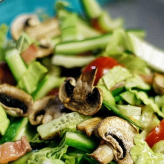 Свежий салат с семгой