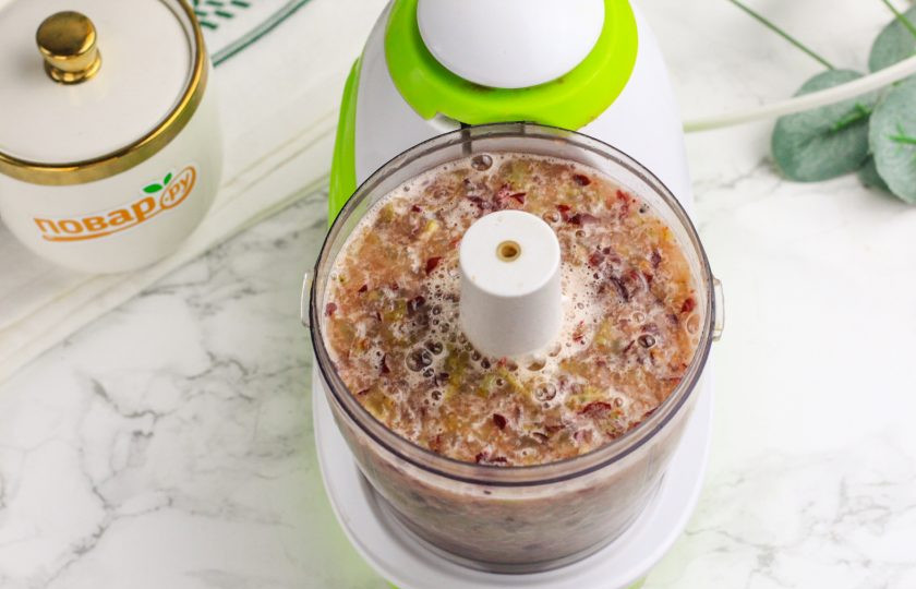 1. Этап. Рецепт вина из винограда в домашних условиях: Выложите ягоды в чашу измельчителя или используйте глубокую емкость со ступкой и пробейте все практически в пюре, стараясь не сильно измельчать косточки.