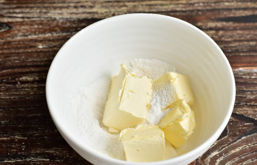 1. Этап. Капкейки без глютена: В миске соедините 100 грамм сливочного масла и 3 ст. ложки сахара. Миксером все хорошо взбейте.