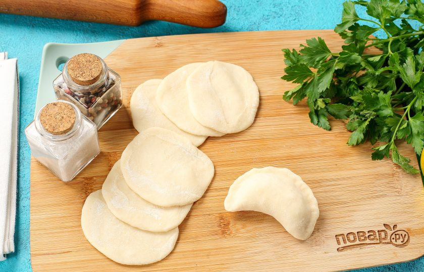 1. Этап. Вареники на пару: Приподнимите края теста с двух сторон и тщательно защипните, чтобы получился полумесяц.