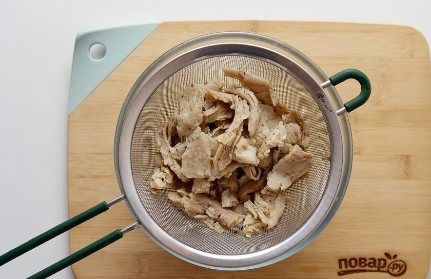 1. Этап. Соевое мясо: Откиньте отваренное соевое мясо на сито. Немного отожмите кусочки от бульона.