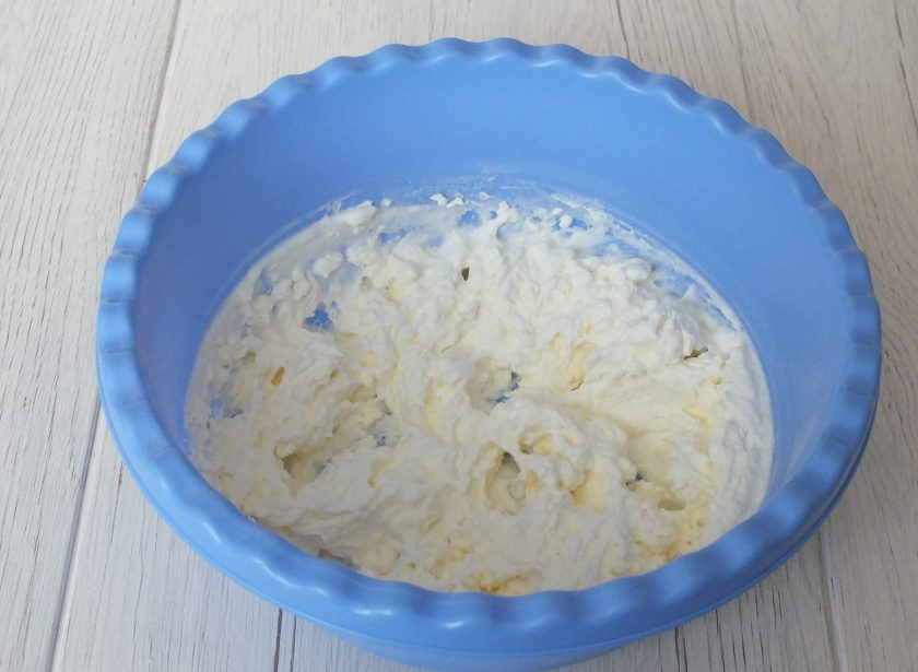 1. Этап. Корзиночки с фруктами и кремом: Сделайте крем. Охлажденные сливки взбейте в крепкую пену.