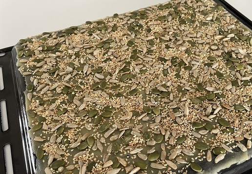 1. Этап. Крекер с семечками: Смазываем яйцом (оно выполняет клеящую функцию) и посыпаем семечками. Количество и состав семечек на Ваше усмотрение. У меня: семечки подсолнуха, тыквы и кунжута.