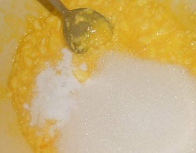 1. Этап. Творожное тесто для вареников на пару: 2. В зависимости от выбранной начинки, добавьте соль и сахар. Для кислых ягод, например, можно смело добавлять около 1 стакана сахара и щепотку соли. Также при желании в рецепт приготовления творожного теста для вареников на пару можно добавить ванилин для аромата.