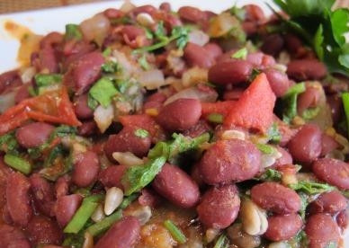 1. Этап. Тушеная красная фасоль: Когда вода полностью выкипит, ваше блюдо готово к употреблению. Подавайте тушеную красную фасоль горячей. Приятного аппетита!