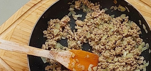 1. Этап. Морковные пироги с индейкой: Вмешать фарш и тушить на среднем огне до полной готовности фарша. На этом этапе нужно попробовать и подсолить, если это необходимо. Оставить начинку остывать.