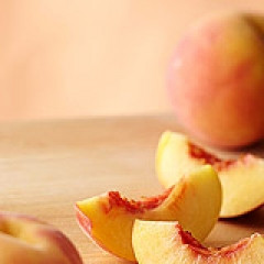 1. Этап. Пюре из персиков для грудничка: Выньте персики из сотейника и немедленно поместите в миску со льдом или очень холодной водой. Снимите кожицу с остывших персиков. Нарежьте персики на кусочки и удалите косточки.