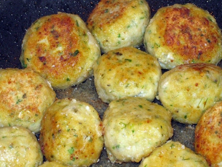 1. Этап. Рыбные фрикадельки: В принципе, фрикадельки готовы. Но можно приготовить их с соусом.