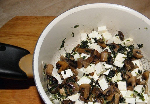 1. Этап. Горячие бутерброды с грибами: Все перемешиваем