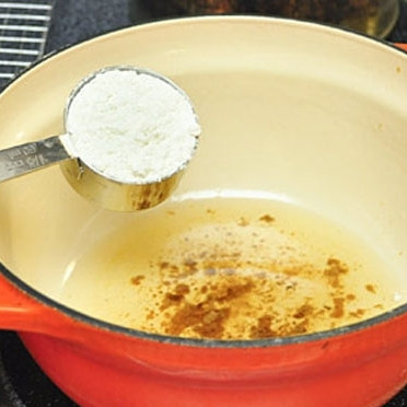 1. Этап. Быстрый соус для курицы или утки: В небольшой кастрюльке растапливаем сливочное масло, туда же добавляем специи и муку.