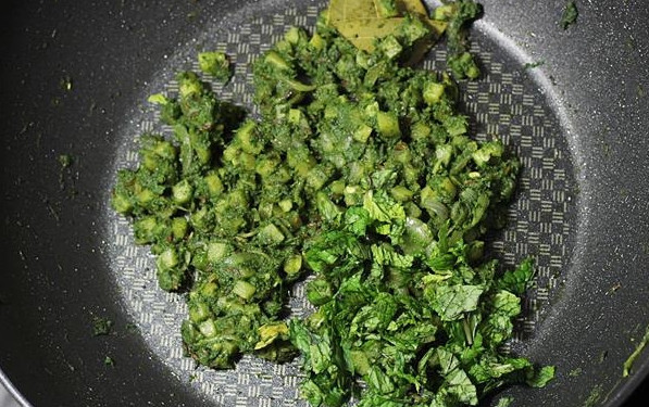 1. Этап. Рис со шпинатом: Добавьте пасту из шпината, удалите лаврушку, бадьян и кардамон, чили, добавьте измельченные листья мяты.