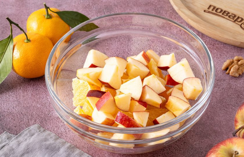 1. Этап. Салат с яблоком, апельсином и мандарином: У яблока удалите сердцевину, затем порежьте на ломтики.