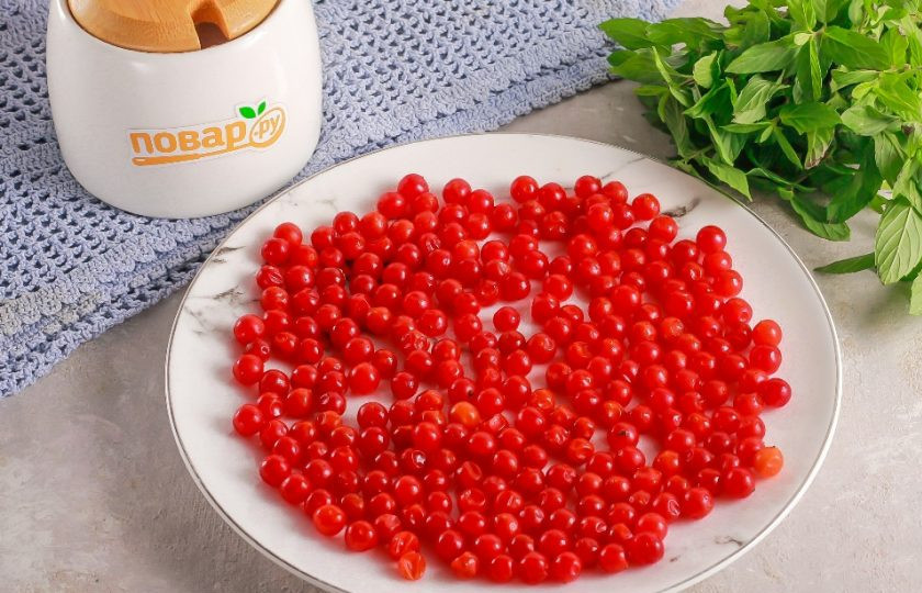 1. Этап. Заморозка калины на зиму: Затем распределите на сухой тарелке или доске с бортиками. Поместите в морозильную камеру минимум на 2 часа.