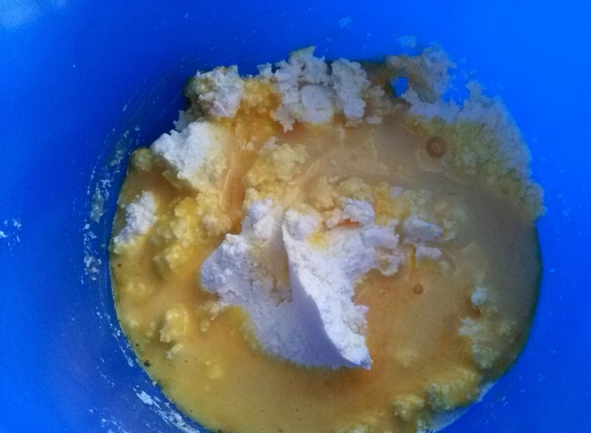 1. Этап. Тирамису с маскарпоне: Желтки разотрите с сахаром. Добавьте в маскарпоне и тщательно перемешайте до однородности.