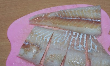 1. Этап. Гречка с рыбой в мультиварке: Рыбу для этого блюда можно брать любую. Нарезаем филе на небольшие кусочки.