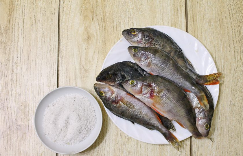 1. Этап. Таранка из окуня: Подготовьте все необходимые ингредиенты для приготовления таранки из окуня.