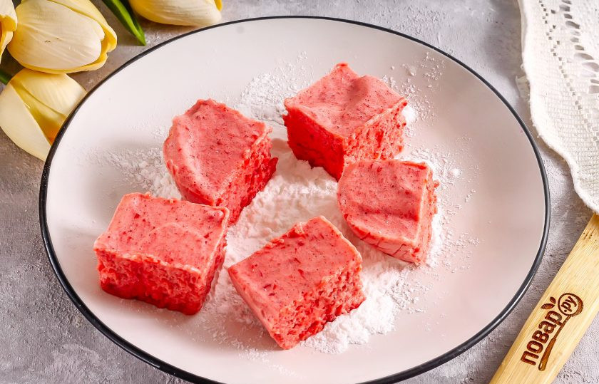 1. Этап. Маршмеллоу из клубники: Высыпьте сахарную пудру на тарелку и нарежьте массу кубиками. Обваляйте их в сахарной пудре, но можно пропустить этот шаг.