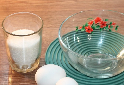 1. Этап. Пирог солнечный: 4. В другой миске, взбиваем 2 яйца с сахаром (120 г) и ванилином (1 гр)...