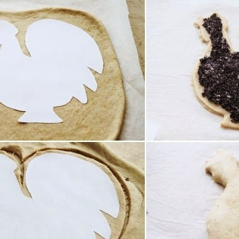 1. Этап. Петух с маковой начинкой: И теперь начинается самое интересное - будем формировать петухов. Для этого возьмем самый обыкновенный белый лист А4, нарисуем на нем конторы петушка и вырежем их ножницами. Когда тесто подойдет - берем от него примерно 1/6 часть, раскатываем в лепешку и по сделанному нами шаблону вырезаем петушка из теста. Затем делаем аналогичную лепешку, вновь вырезаем петушка по контору, но отступаем от края примерно на 0,5 см - нам нужен петушок чуть побольше. Затем на петушка поменьше выкладываем начинку, а петушком побольше ее накрываем. Защипываем края.