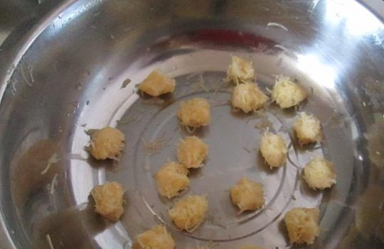 1. Этап. Картофельные шарики на сковороде: 2. Ладошкой формируем шарики, складываем их в миску.